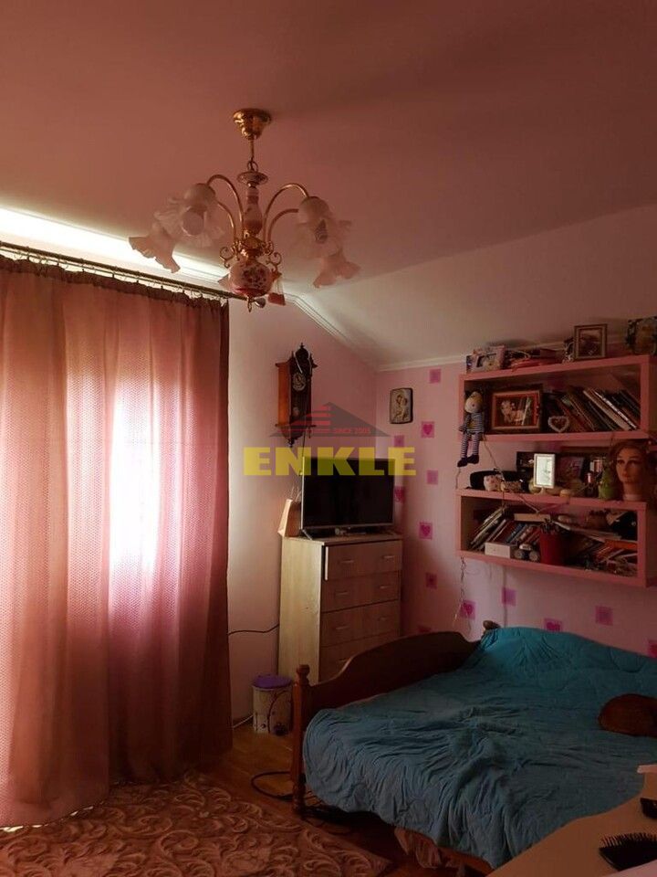 Casa , P+1+teren, 700 mp,zona Calea Nationala ,pret 320000 Euro Negociabil - Poză 3