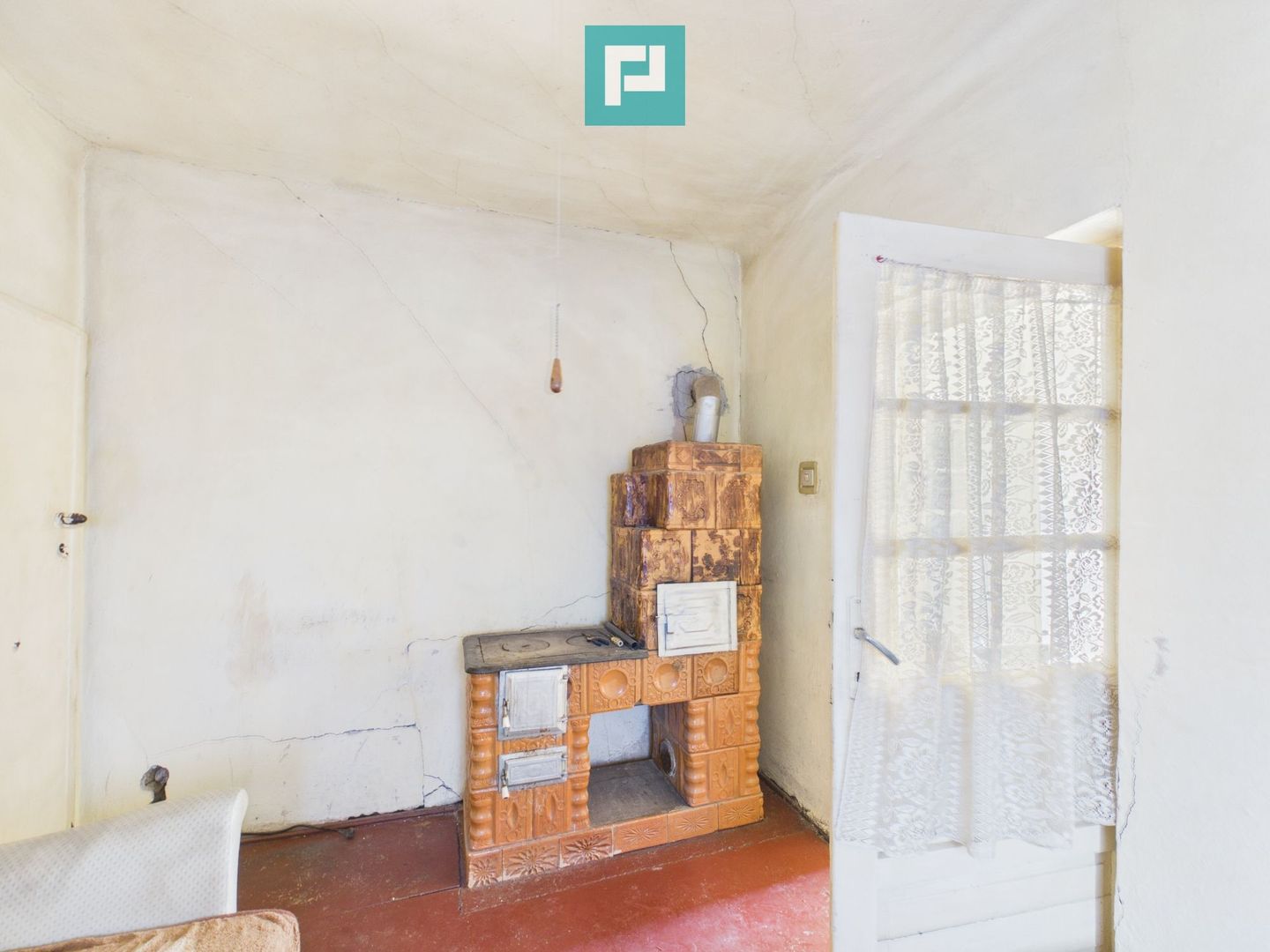 Casa în Cuvin la poalele dealului - Poză 12