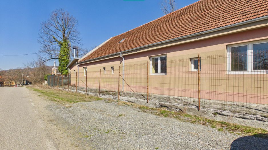 Casă cu 8 camere pentru investiții în Maciova CS - Poză 23