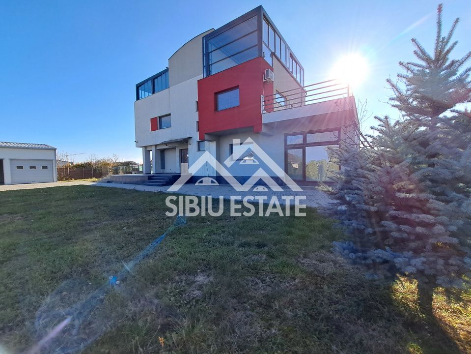 Casa cu 4 garaje, terase panoramice, teren mare - Poză 29