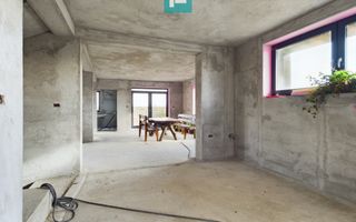 Vilă modernă pe 3 niveluri la gri în Poltura - Poză 11