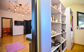 Somptuozitate in stil modern, 2 garaje, 3 terase, totul pe 1.000 mp teren - Poză 40
