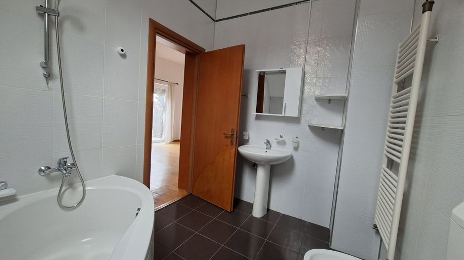 Vilă luminoasă I Gradina mare si loc de joacă privat I Iancu Nicolae - Poză 30