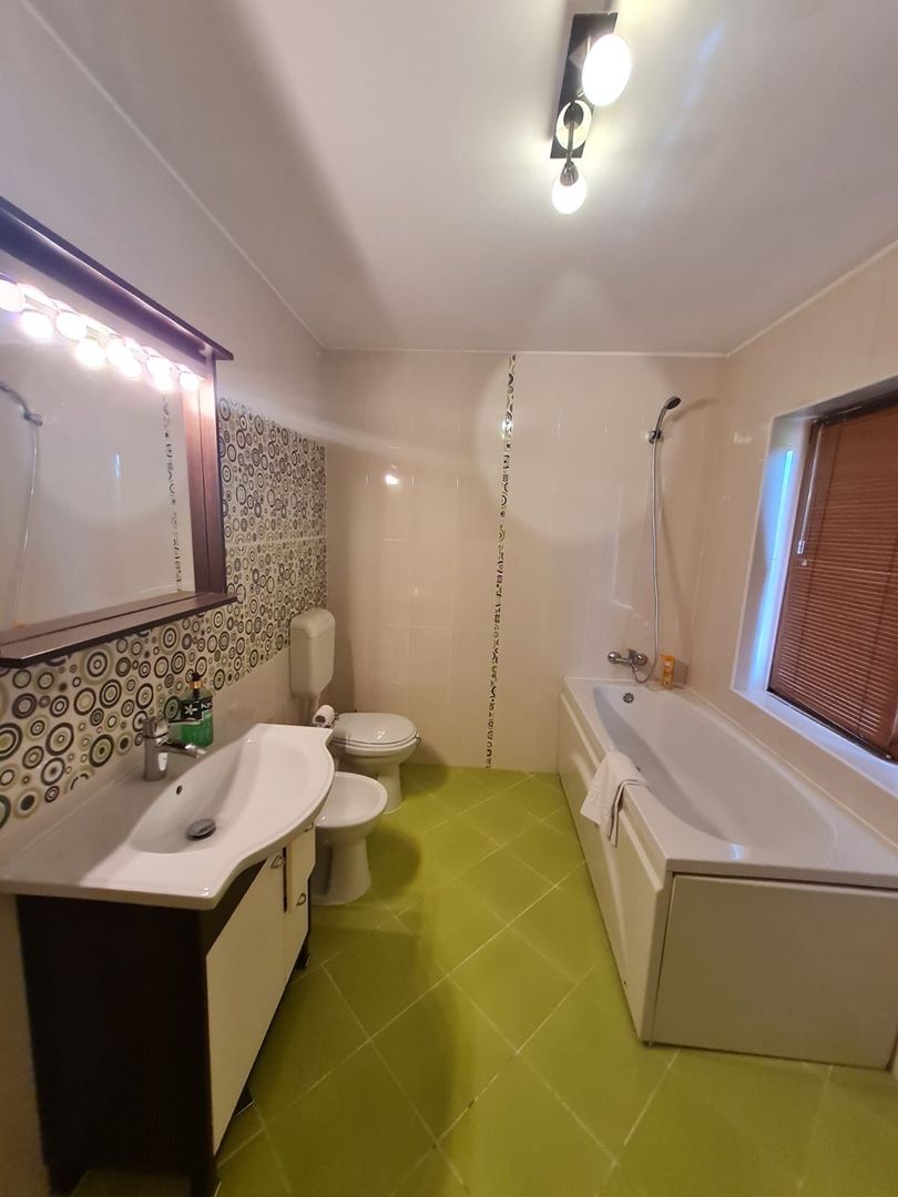 Vila spațioasă și recent renovată în Ghiroda! - Poză 15