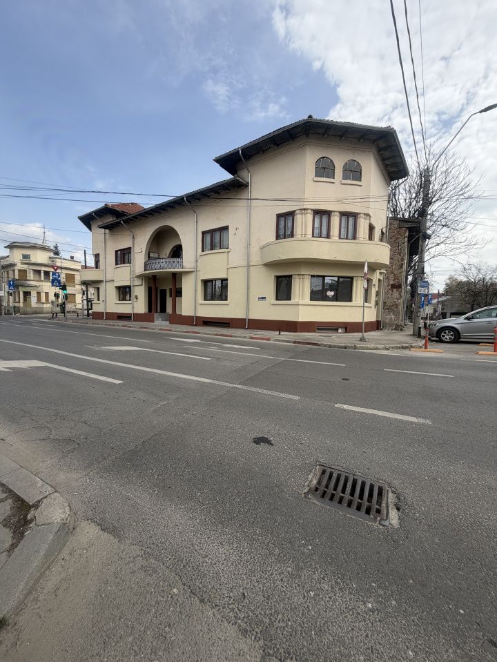 Spațiu birouri / locuință – 181 mp utili, etaj + mansardă în vilă, Centru Piteșt - Poză 1