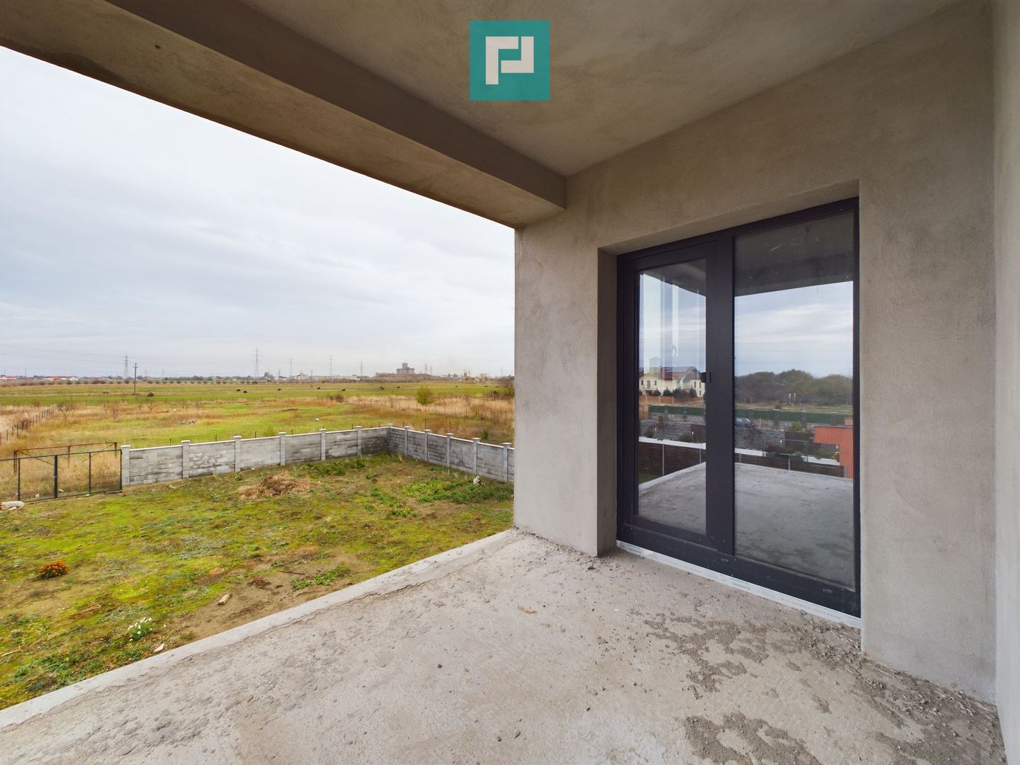 Vilă modernă pe 3 niveluri la gri în Poltura - Poză 20