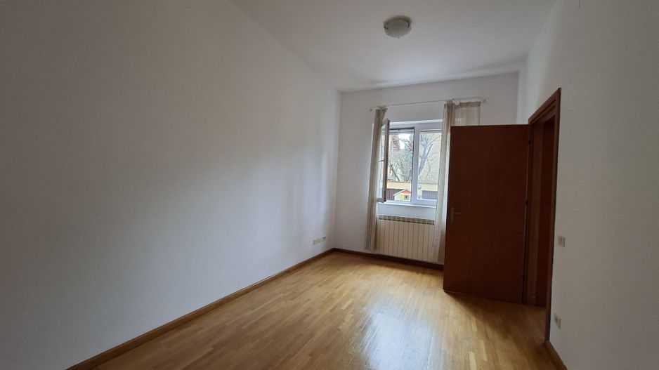 Vilă luminoasă I Gradina mare si loc de joacă privat I Iancu Nicolae - Poză 11