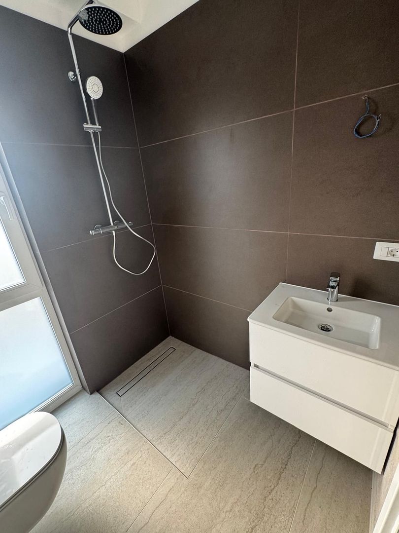 Duplex despărțit prin perete dublu/ Garaj - Poză 10
