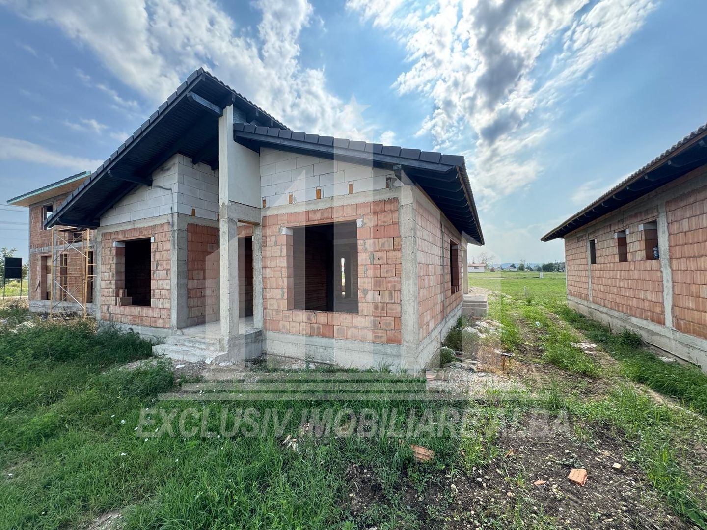 Casa individuala la rosu, Orizont - Poză 1