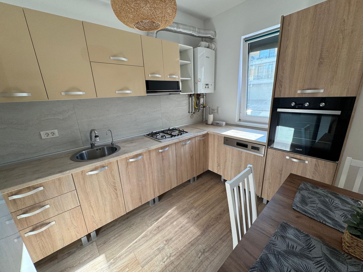 Apartament cu 3 camere, curte proprie si loc de parcare - Poză 9