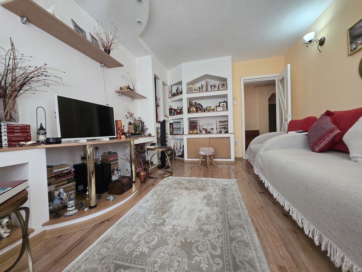 Apartament cu 3 camere  de vanzare - B dul 1 Mai - Poză 1