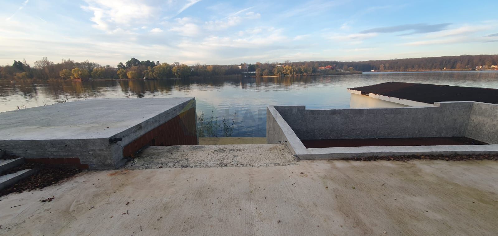 Vilă Spațioasă cu Vedere Superbă la Lac – Ghermănești Confort, Eleganță și Intim - Poză 1