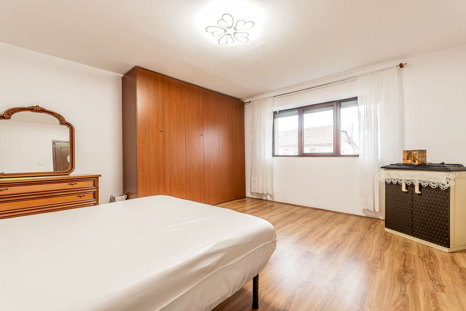 Casă în Vinga – restaurată Integral 2025 | 3 camere | teren generos - Poză 2