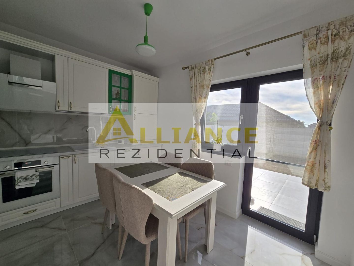 Casa parter- pod- beci- placa de beton- bucatarie inchisa - Poză 1