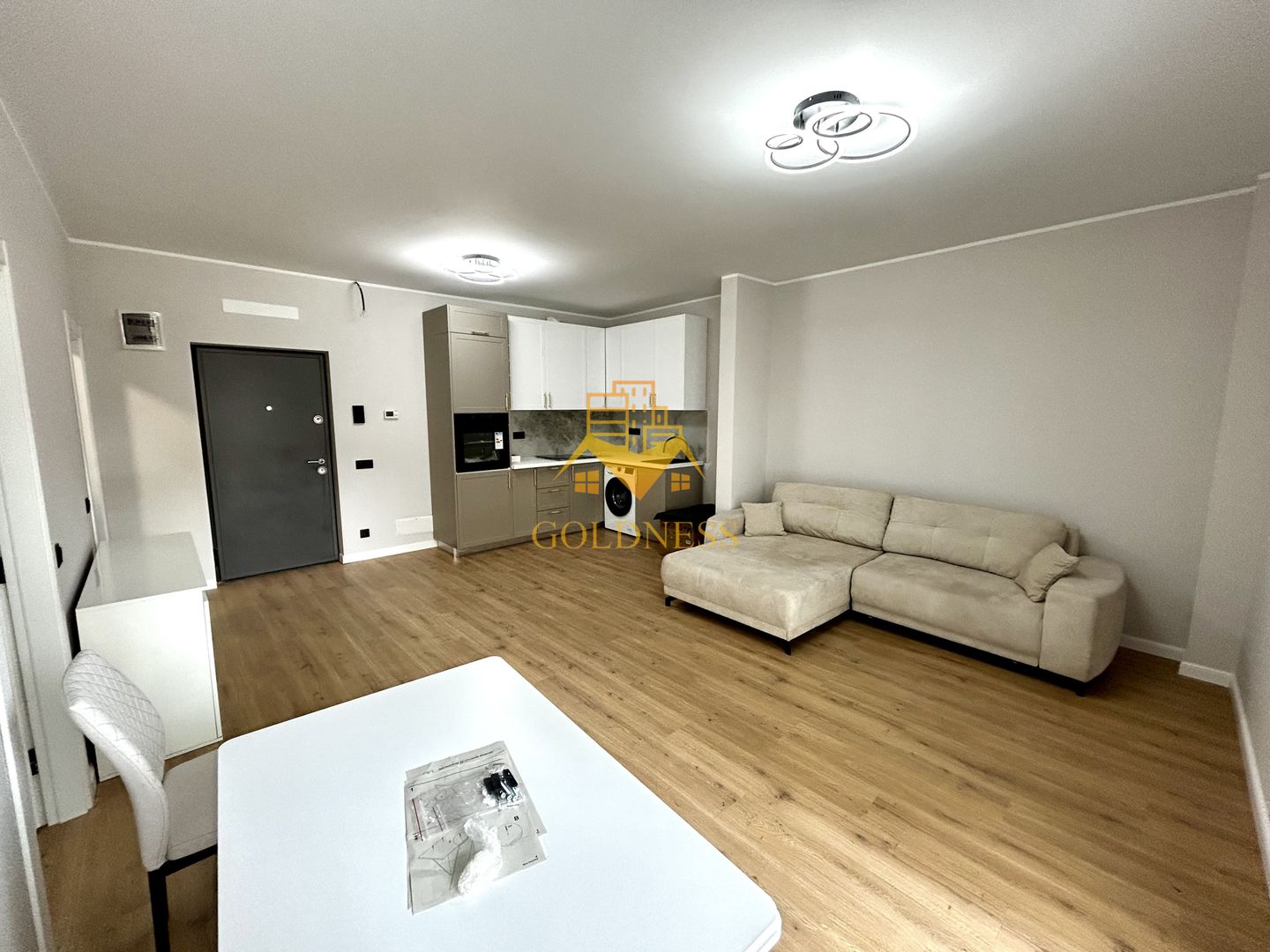 2 camere open space, Parcare, Prima Inchiriere, Piata Oser, Bulgaria - Poză 2