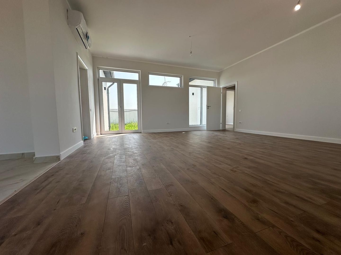 Birou Vanzari/COMISION 0% - Individuale Parter/ 400 mp Teren - Poză 1