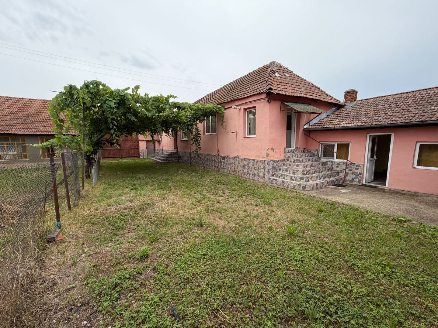 Casa de vanzare 255mp utili, 1974mp teren - Balomir - Poză 1
