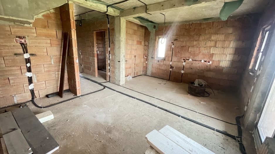 Casă la roșu, 3 dormitoare, teren 340 mp – Moșnița Nouă, lângă Kaufland - Poză 5