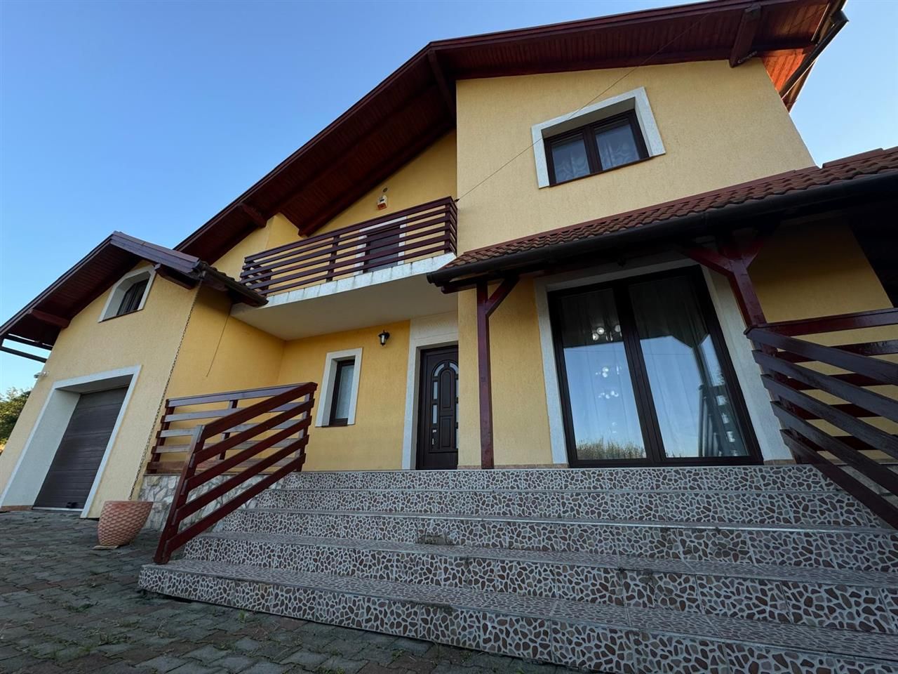 Rezidenta distincta, design arhitectural rafinat, priveliste minunata in Corunca - Poză 17