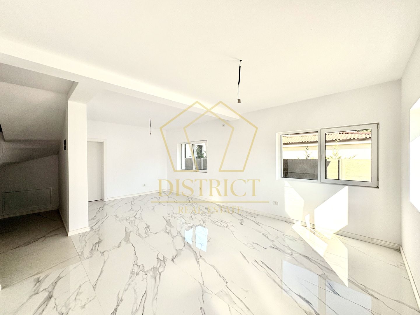 Duplex cu 4 camere, despărțit prin camera tehnica | Mosnita Noua - Poză 2