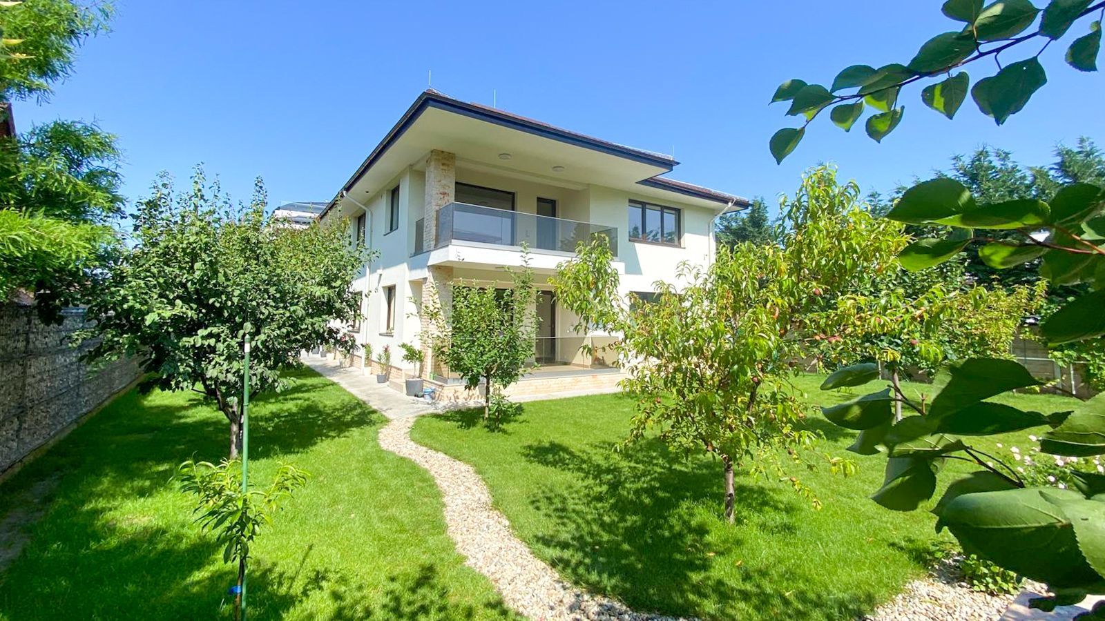 Vânzare vilă 8 camere | Grădină 500mp | 3 locuri de parcare - Poză 1