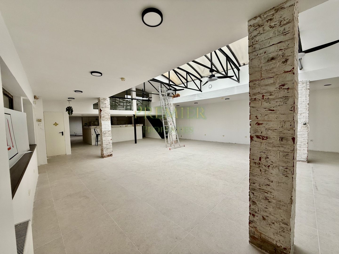 Spațiu comercial renovat, cameră mare și tavan retractabil - Poză 7