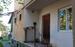 Casa cu etaj, 4 camere, central, cu acces auto in curte - Poză 2