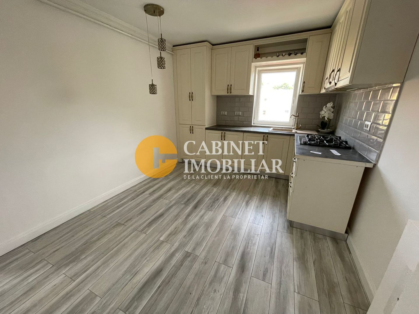 APARTAMENT 2 CAMERE DECOMANDAT - GARA  (RENOVAT) - Poză 4