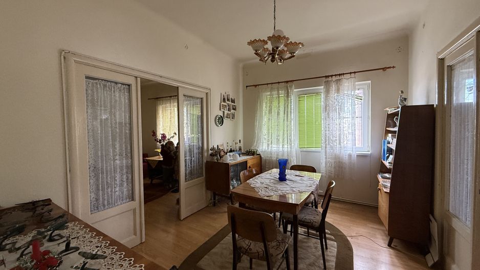 De vanzare apartament de 94MP cu curte de 90 MP - Poză 1