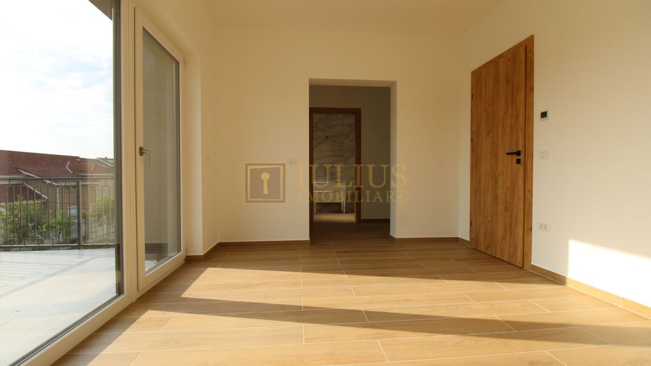 Casa zona Lunei, 5 camere + 3 bai, centrala proprie, rezidential sau birouri ! - Poză 23