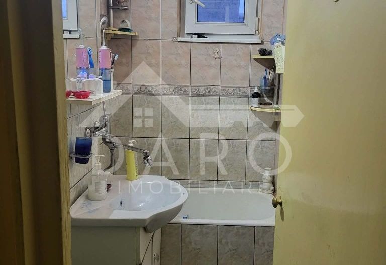 Vând apartament cu 3 camere în Dambu - Poză 7