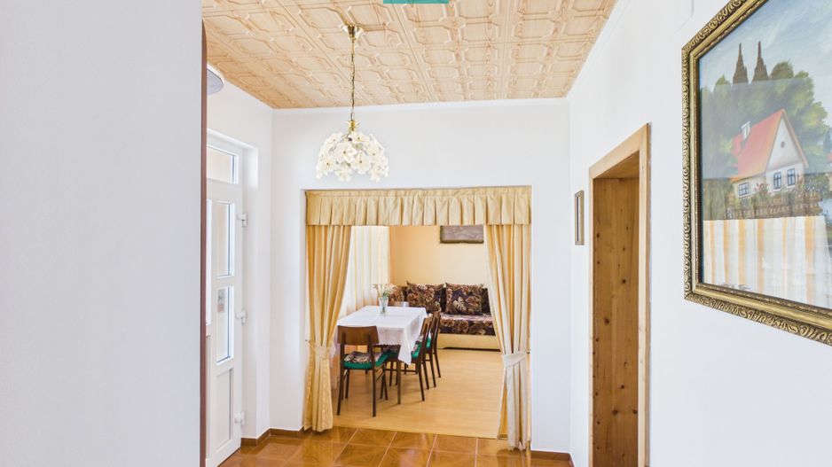 Casă renovată cu curte mare de închiriat în Rontău - Poză 5