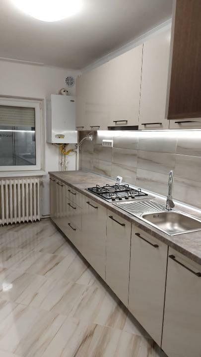 Vând apartament 3 camere la intrarea in Micro 17 Satu Mare - Poză 1