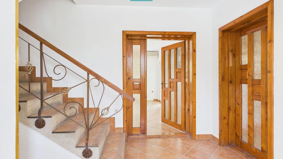 Vilă cu 5 camere pentru investiții în Dumbrăvița - Poză 4