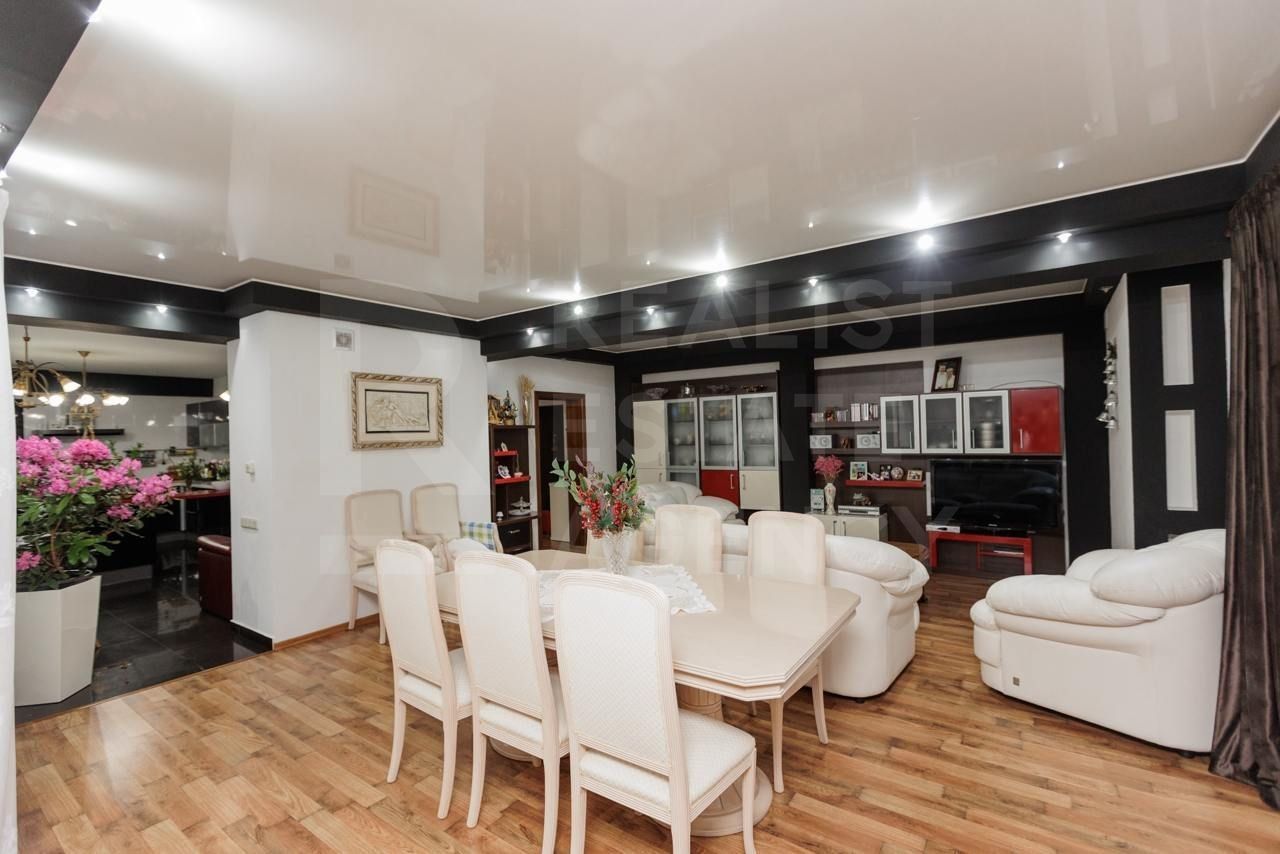 Vânzare, penthouse cu suprafața de 227 mp, str. Romană, Ungheni - Poză 1