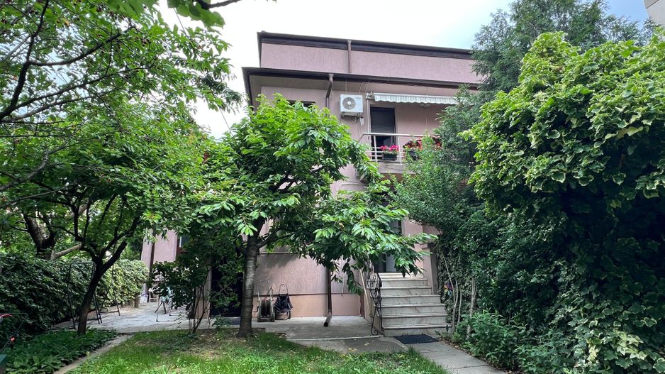 Apartament in vila cu 5 camere si curte proprie | Domenii - Casin - Poză 1