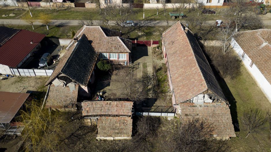 Casă cu teren generos de 2,880mp în Secusigiu - Poză 24