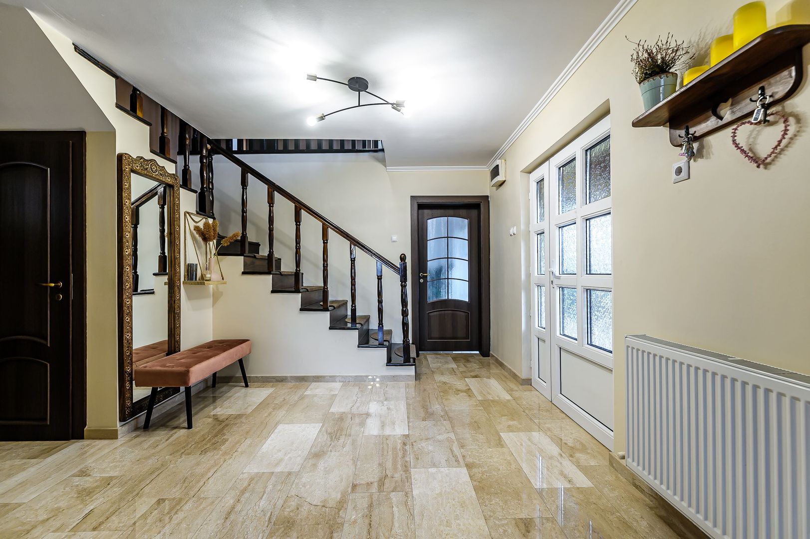 Casă generoasă cu potențial de afacere în Gai - Poză 1