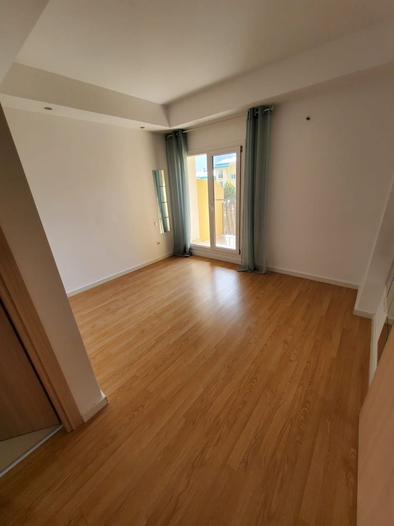 3 CAMERE IN COSMOPOLIS - Poză 6