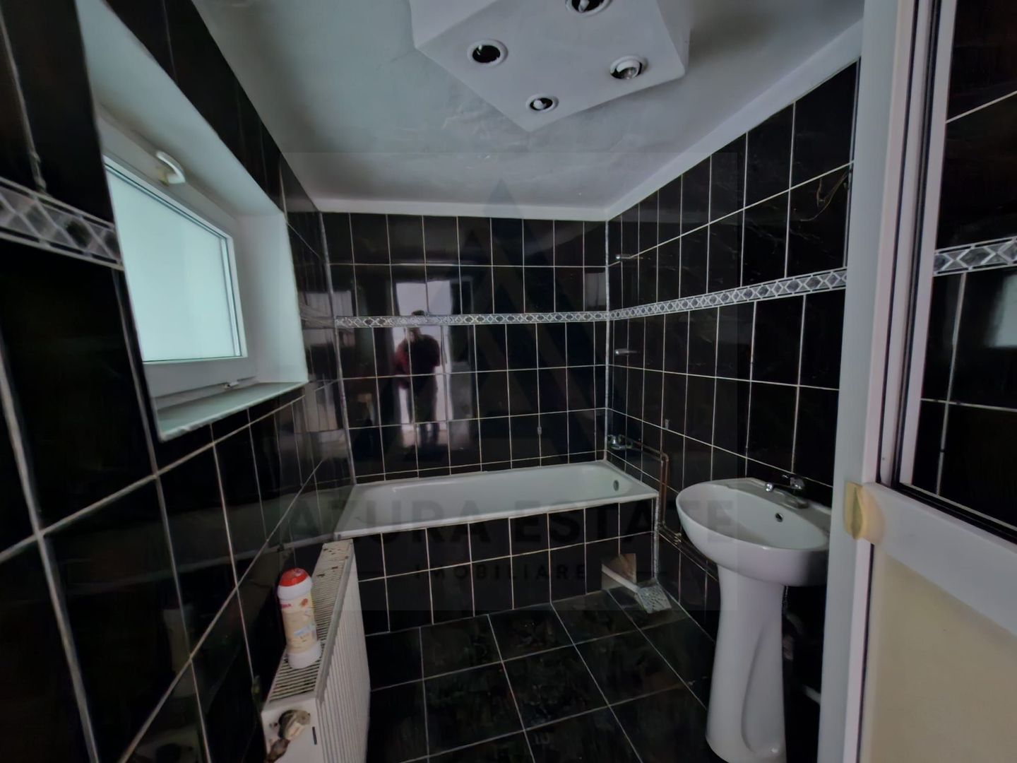 Casa 3 camere baie cu geam pivnita si teren 151 mp in zona Centrala - Poză 5