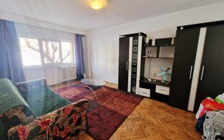 Vand apartament 3 camere, etajul 1, zona sc. 8 - Poză 2