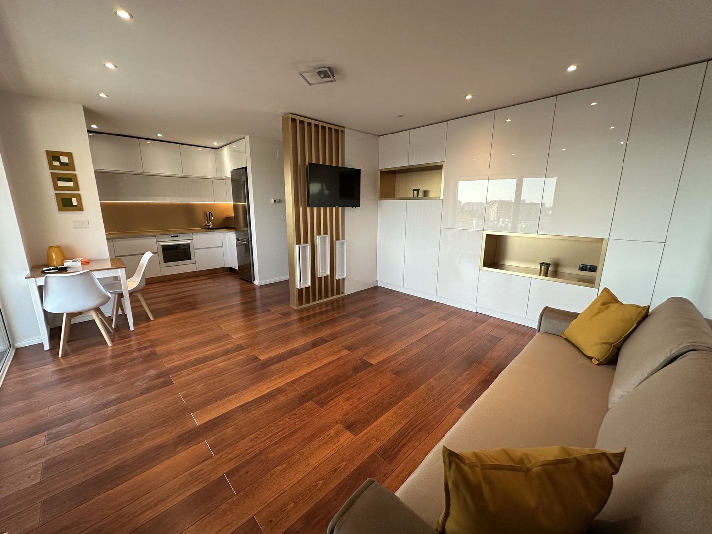Apartament la prima inchiriere - Poză 1