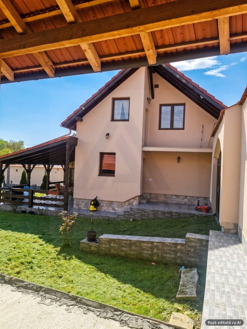 Casa individuala cu garaj 60 mp si teren+gradina 2650 mp in Porumbacu - Poză 1