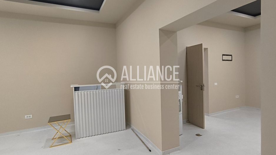 CAPITOL - Bdul Mamaia parter de vila stradal! - Poză 1