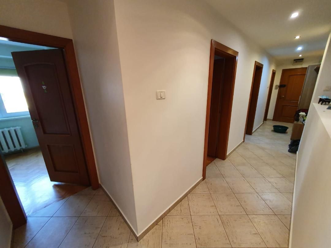 Aparament 5 camere etaj 1 zona Dambovita - Poză 2