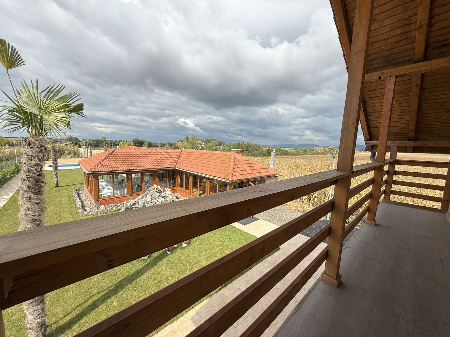 Vila de vanzare in APA-NORD  cu 2 Piscine/Zona de Relaxare/Acces lac - Poză 2