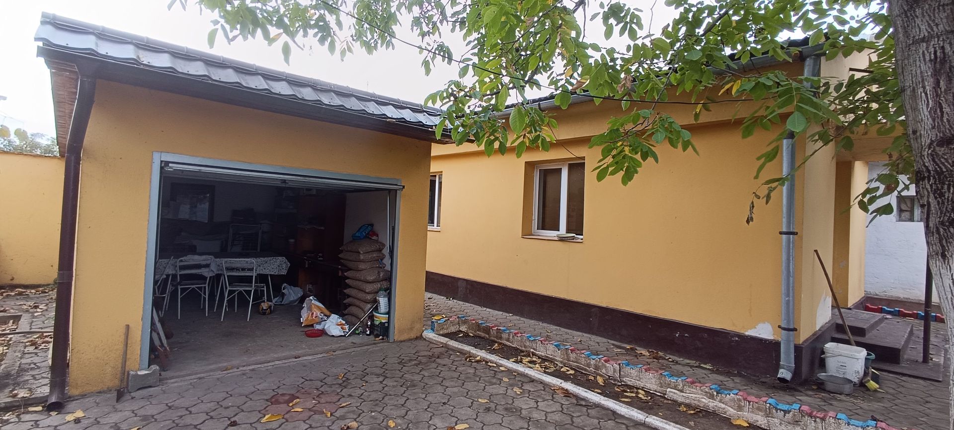 Casă spațioasă cu 4 camere , curte și teren generos în Mașloc - Poză 4