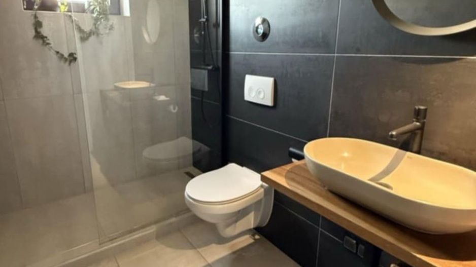 Apartament 2,5 camere chic cu grădină balcon vitrat și mobilier premium - Poză 5