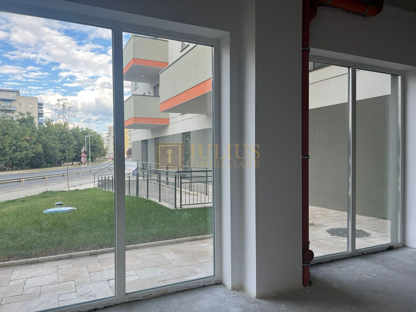 Spatiu 90mp utili; bloc nou, vad comercial ! Zona de nord - la bulevard. - Poză 4
