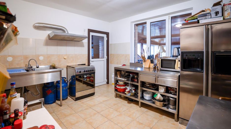 Pensiune cu 12 camere in Baile 1 Mai - Poză 3